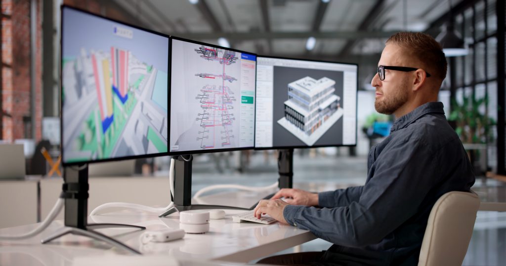Специалист работает с BIM-моделью инженерных систем здания